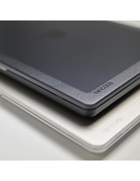 Incase Funda rígida Edge con Makrolon® para MacBook Air de 13 pulgadas (M2 M3, 2022-2024)